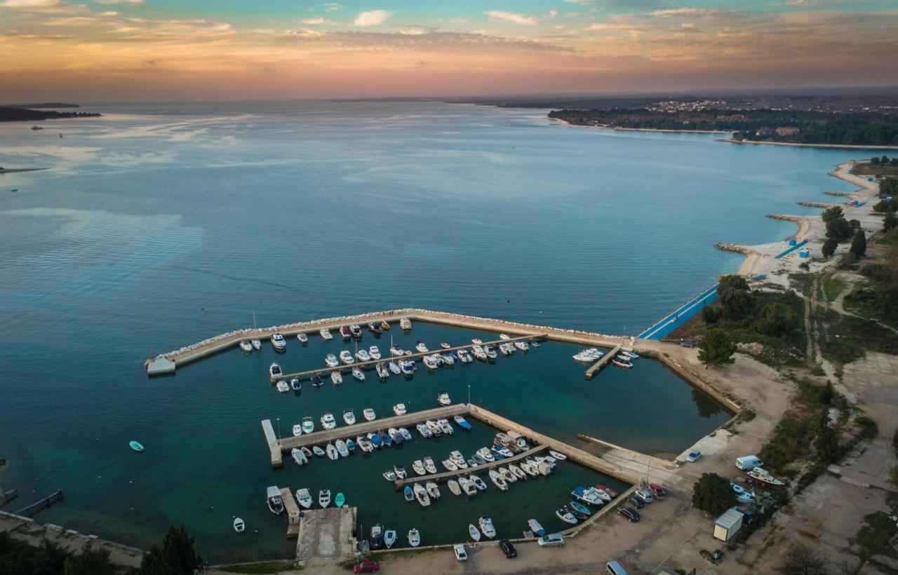 Villa Elena Deluxe Mit Whirlpool Und Beheiztem Pool Am Meer Und Wunderschonen Blick Auf Die Brijuni Inseln Fazana Exterior photo